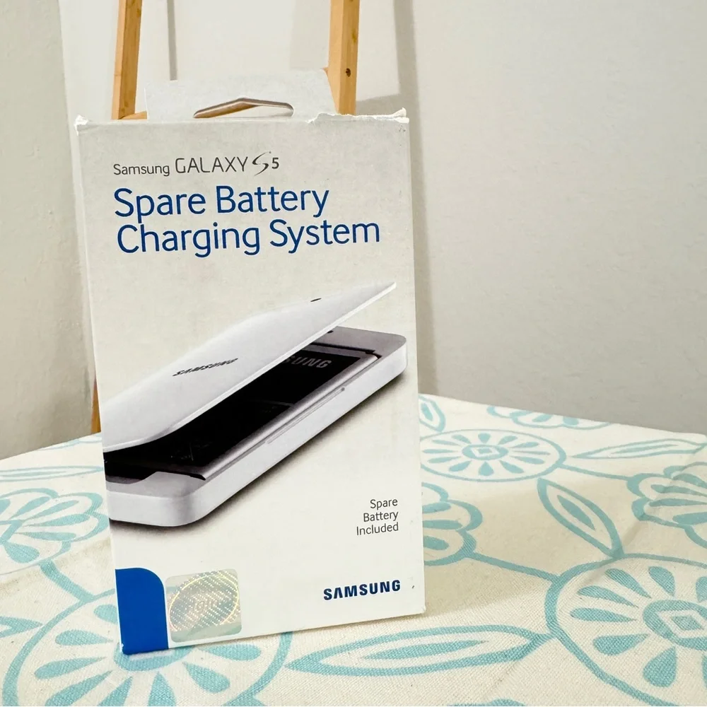 Unlocked Samsung Galaxy S5 flagship phone and charger and spare battery!